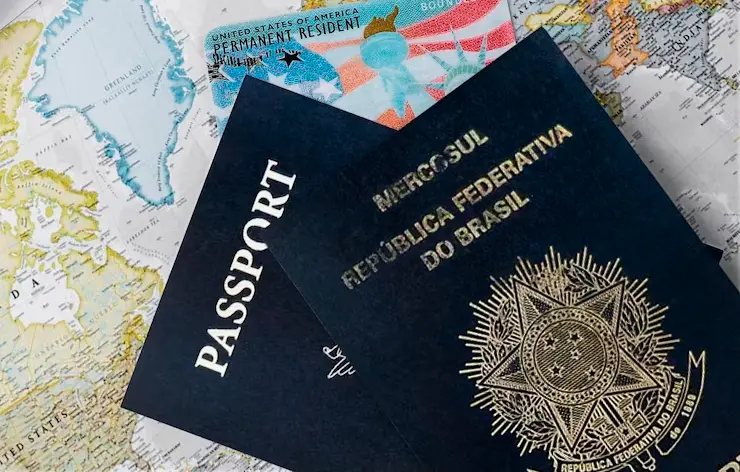 Passaporte Americano e Passaporte Brasileiro em cima de um mapa decorativo